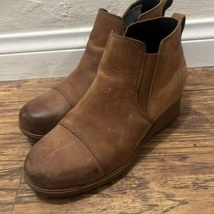 Sorel Evie Tan Lug Sole Wedge Ankle Pull on Bootie Boots Shoes